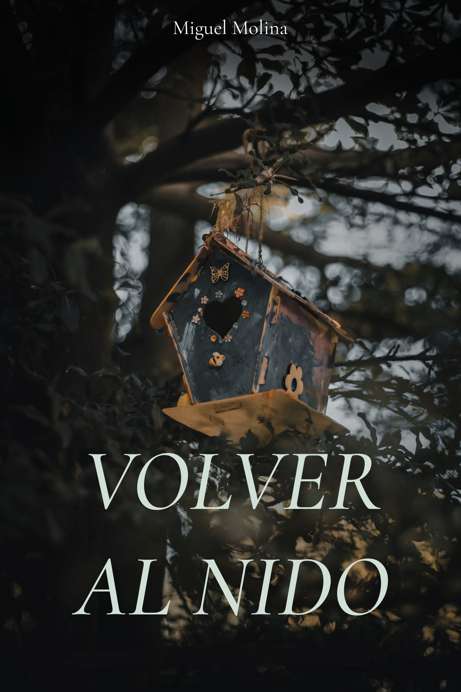 Foto de una casita para pájaros en un árbol con el texto Volver al nido